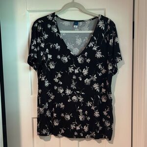 💥3 for $18💥 Old Navy Black and White Floral V-Neck Tee